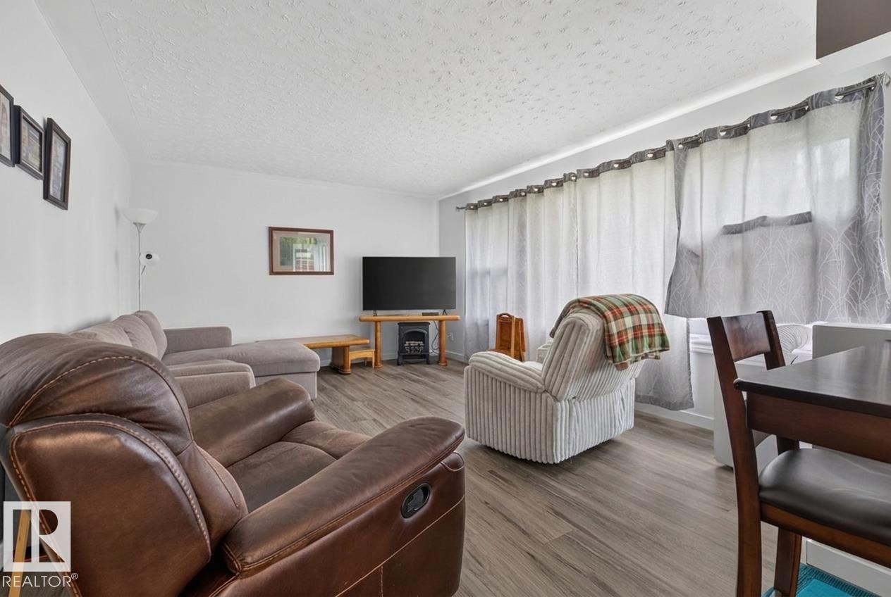 15711 84 AV NW