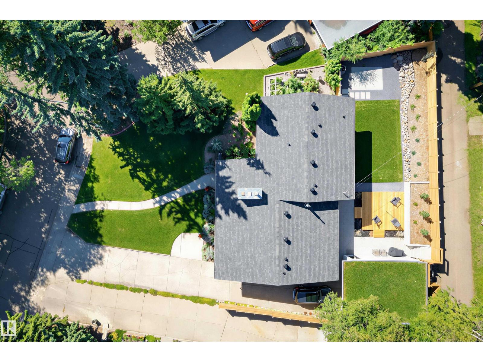 8712 136 ST NW