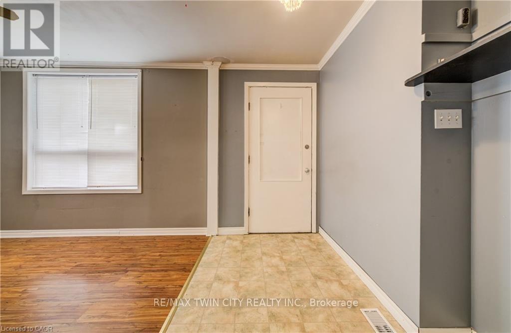 698 KING STREET W