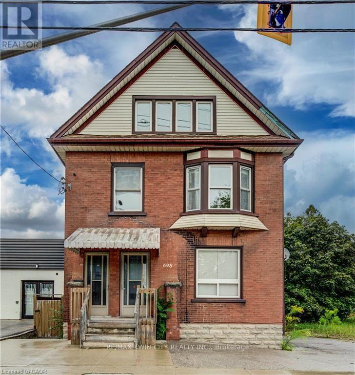 698 KING STREET W