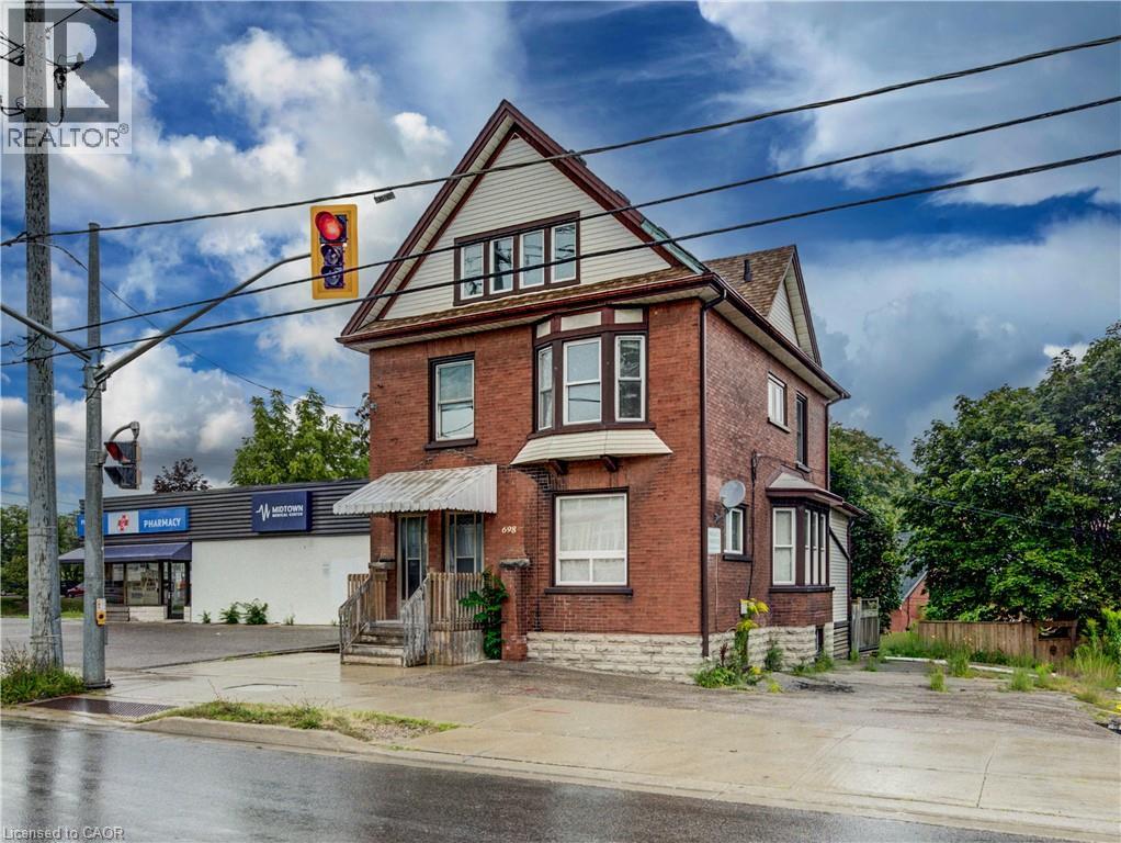 698 KING Street W