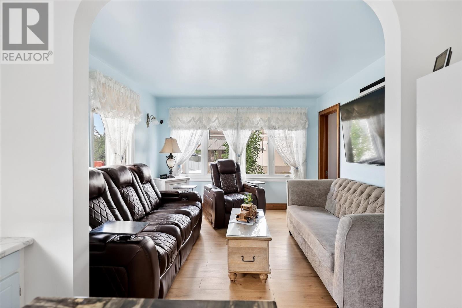 60 Dennis ST - Photo 4
