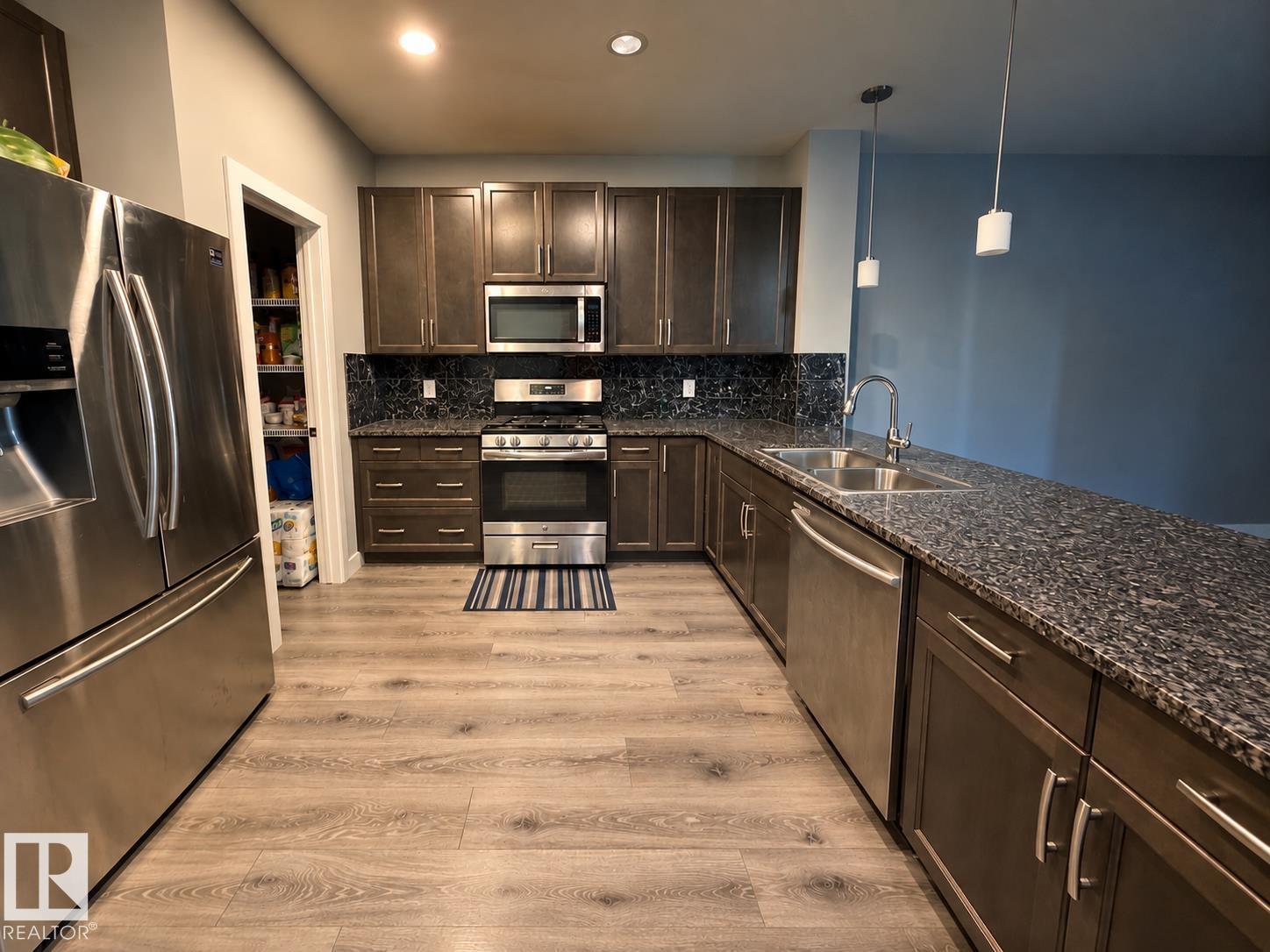 424 42 AV NW