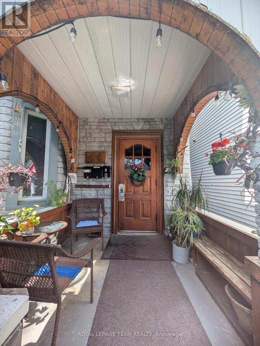 UNIT 2 - 44 SPADINA AVENUE
