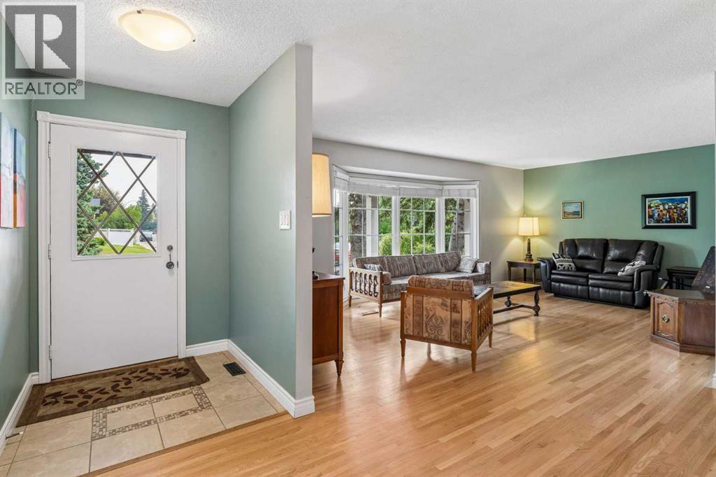 856 Lake Twintree Crescent SE
