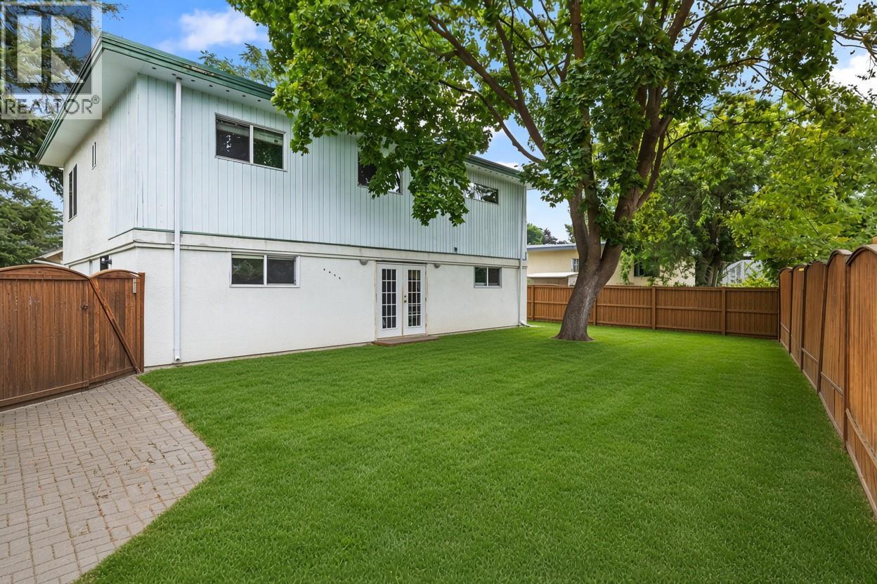 1050 Pinecrest Lane