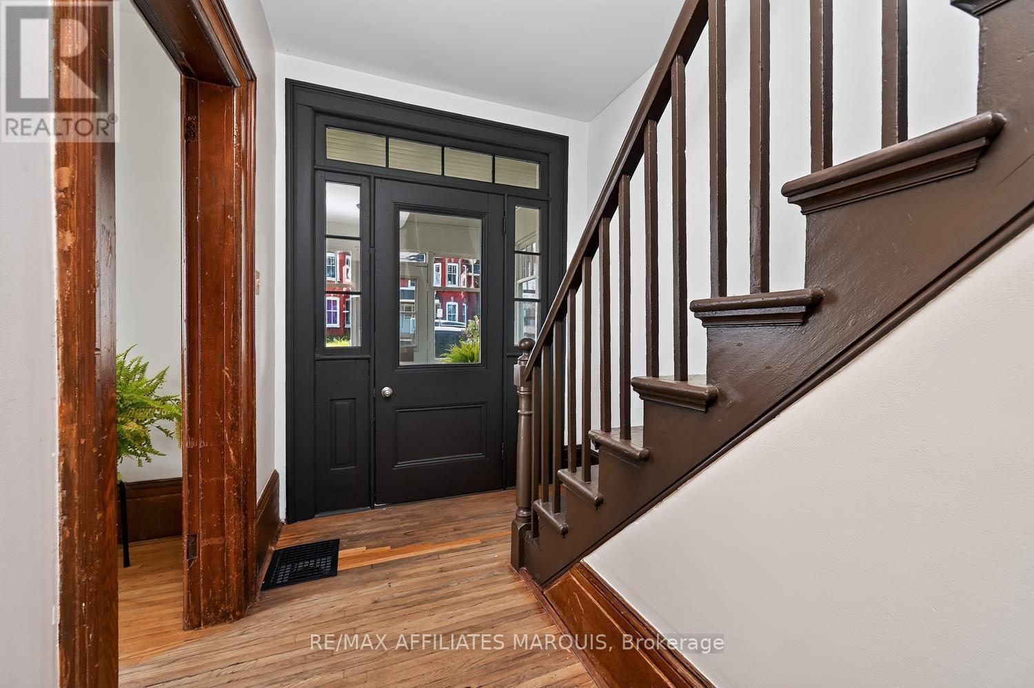 8 MCGILL STREET N