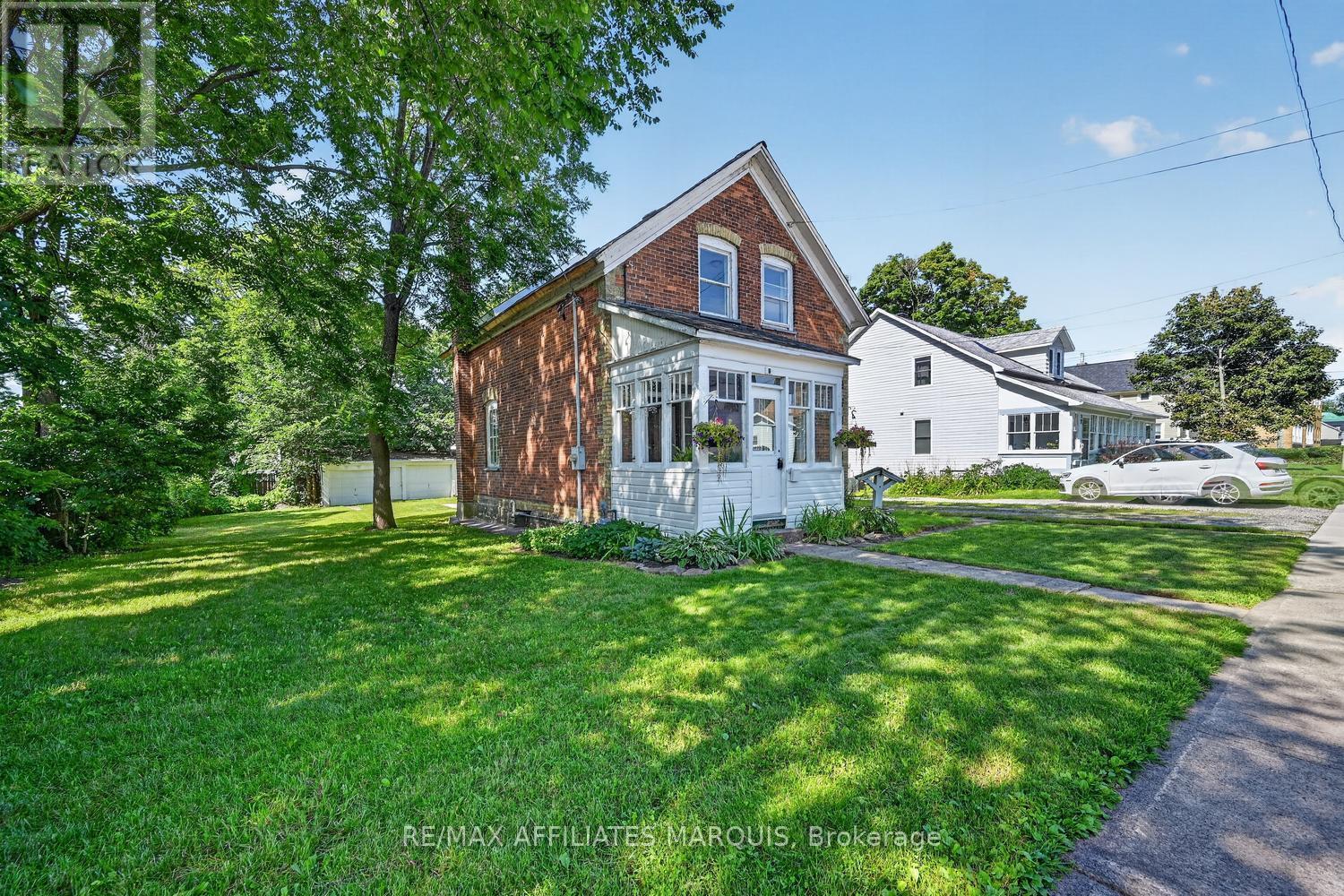 8 MCGILL STREET N