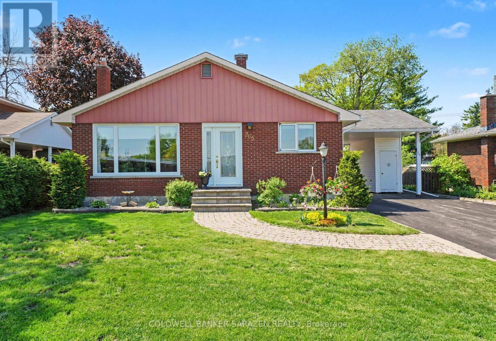205 AIRTH BOULEVARD W