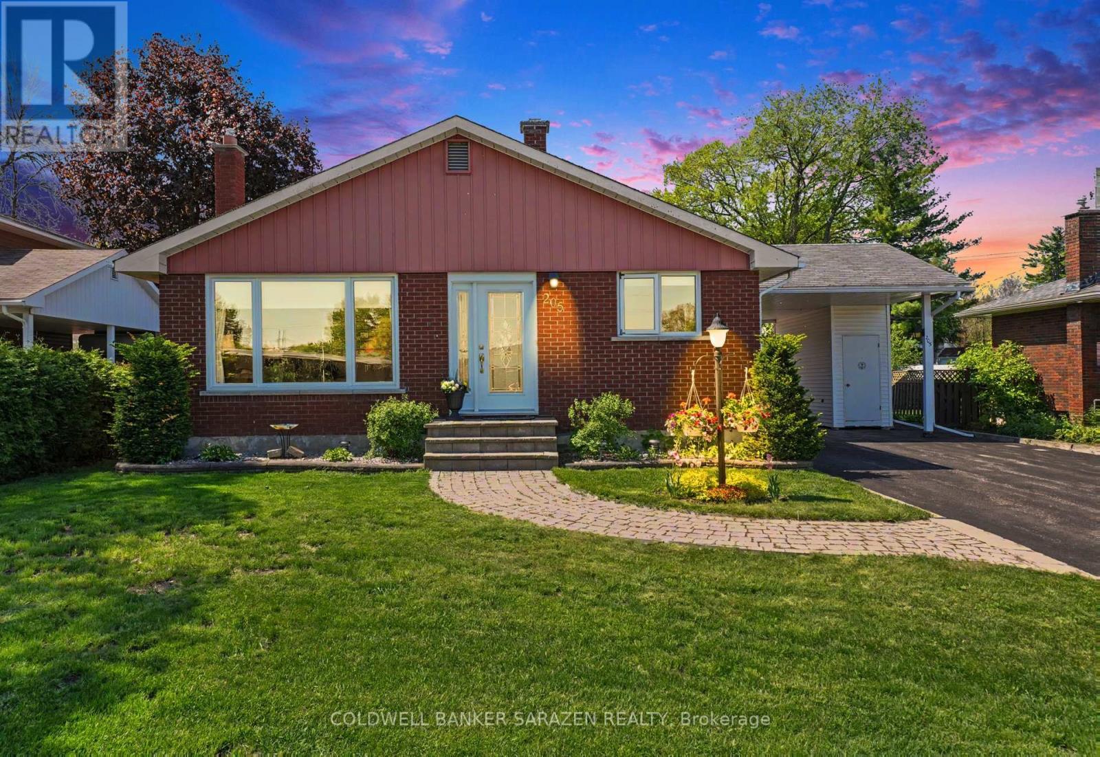 205 AIRTH BOULEVARD W