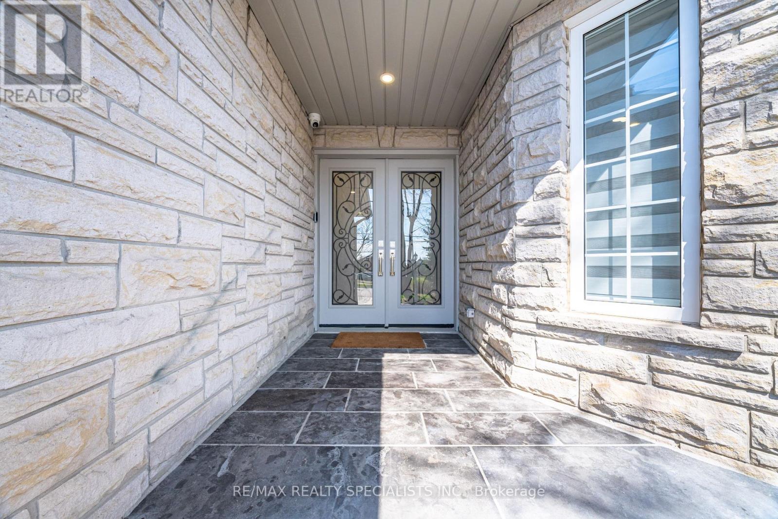 57 FAIRVIEW ROAD W