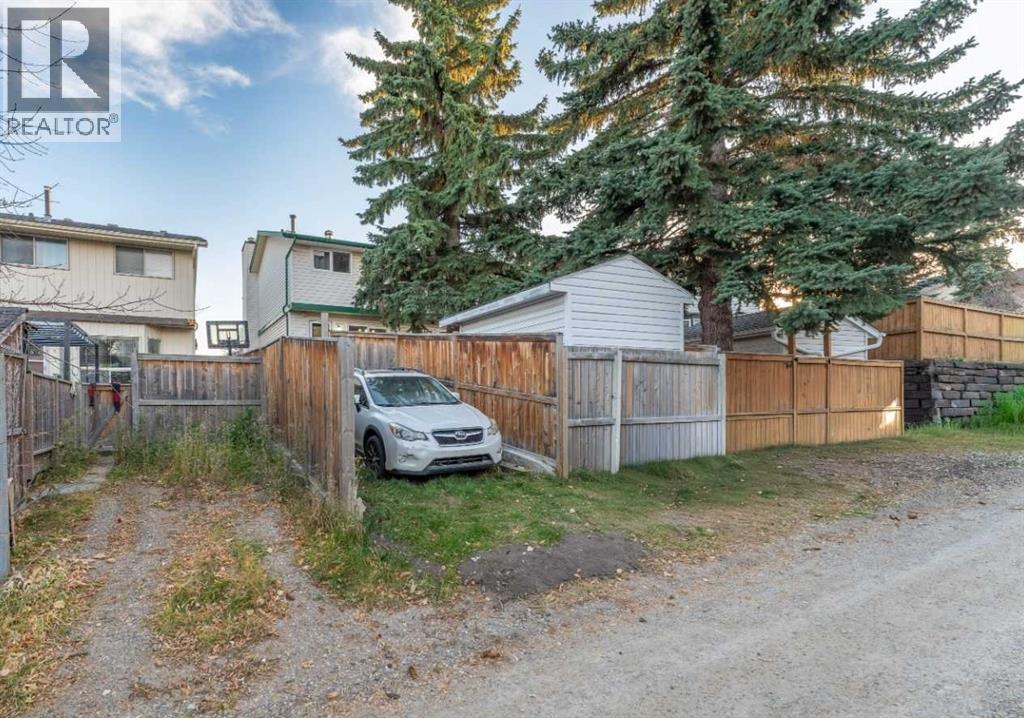 77 Strathcona Crescent SW