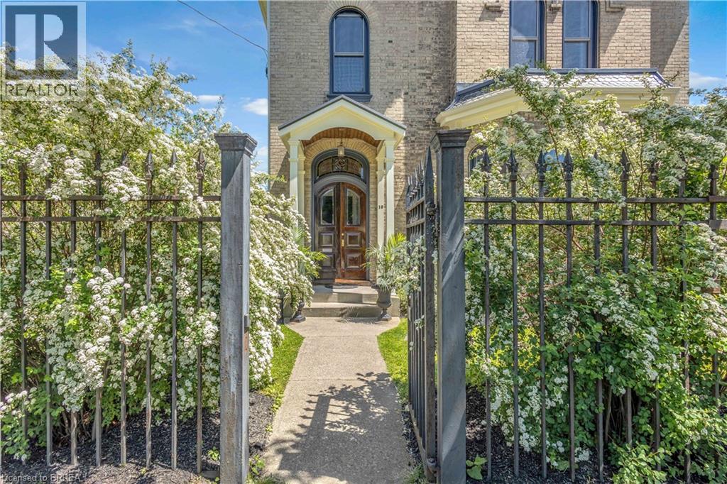 18 HAWARDEN Avenue