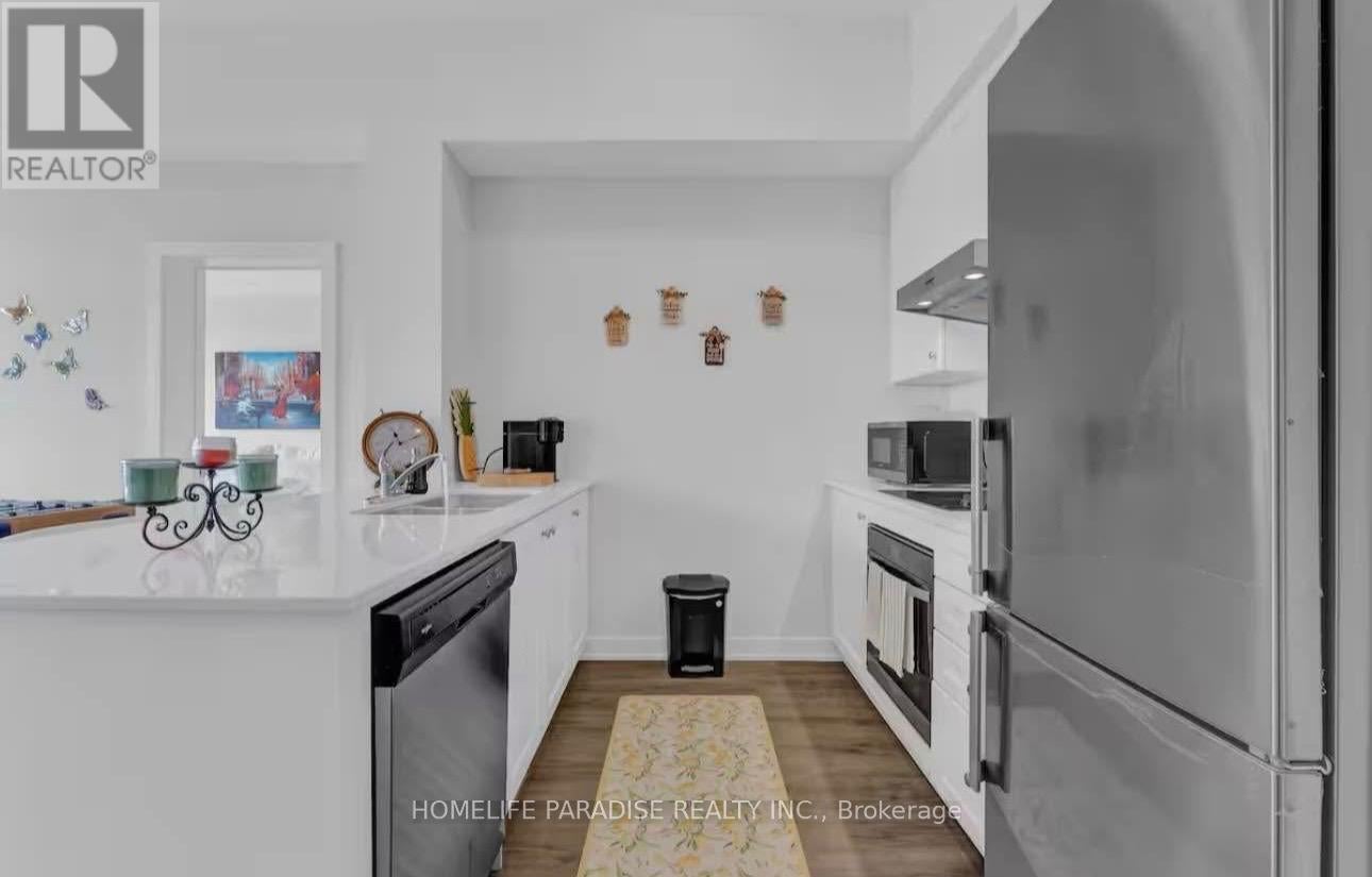 605 - 600 N SERVICE RD ROAD N
