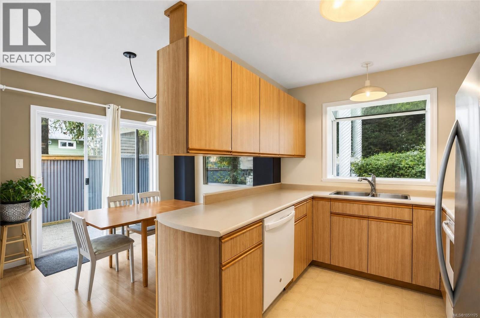2522 Dunsmuir Ave