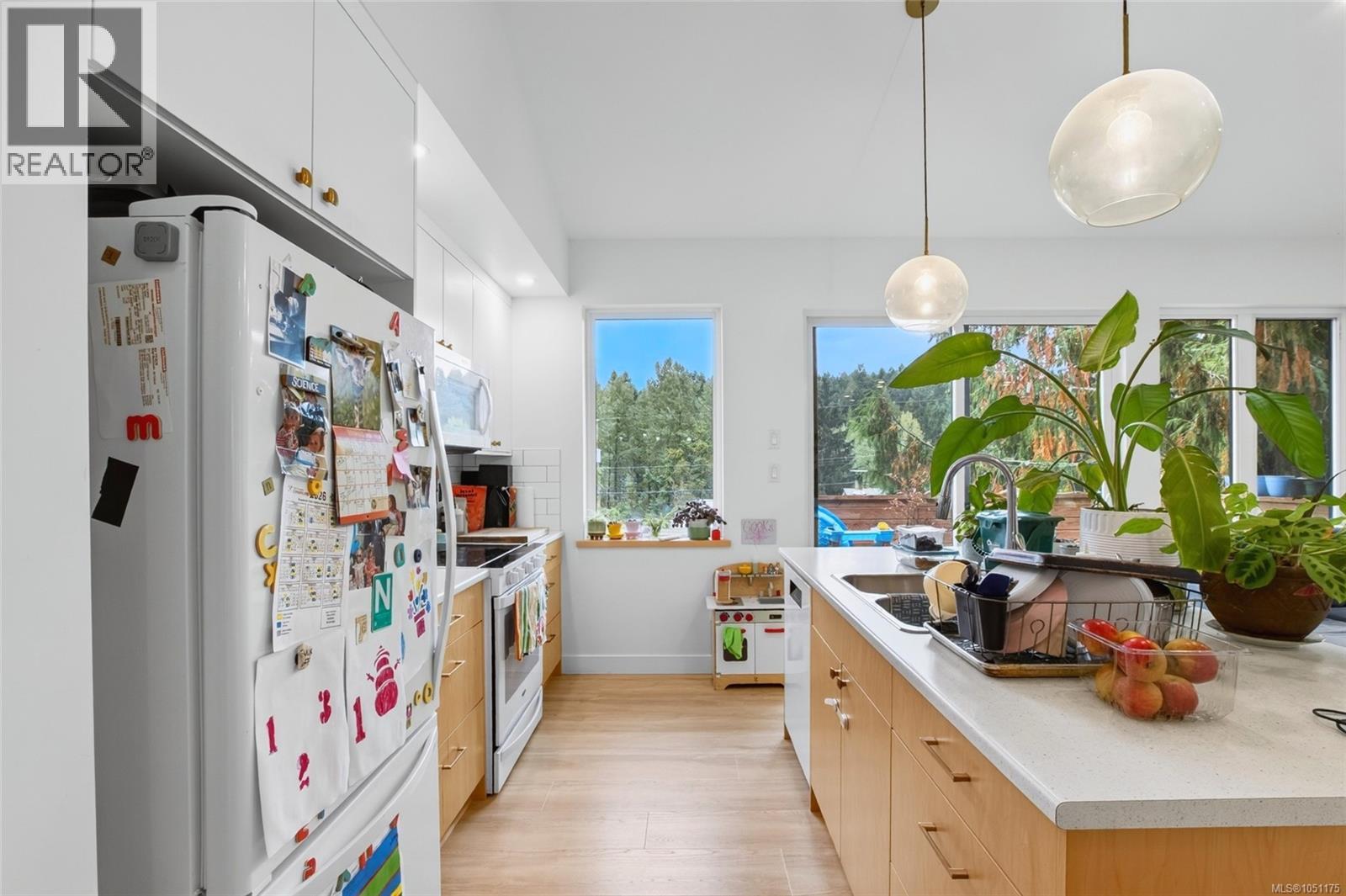 2522 Dunsmuir Ave