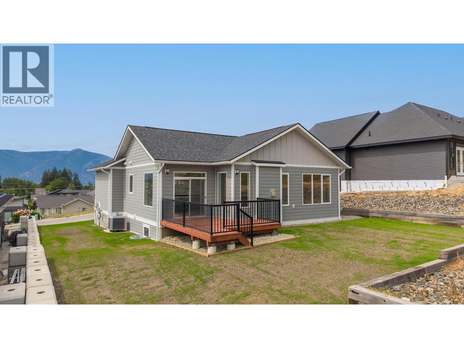 712 Mountain View Crescent