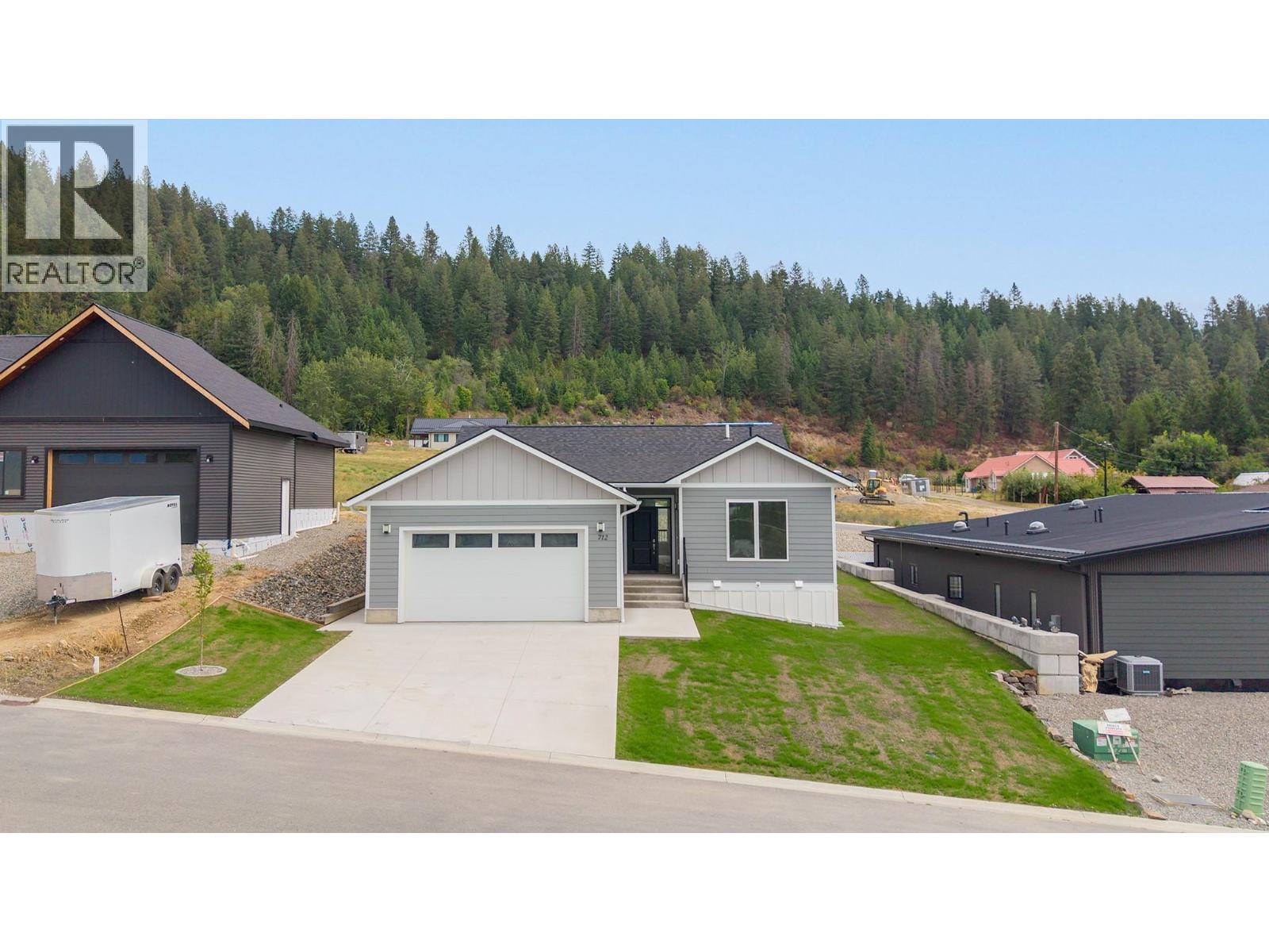 712 Mountain View Crescent