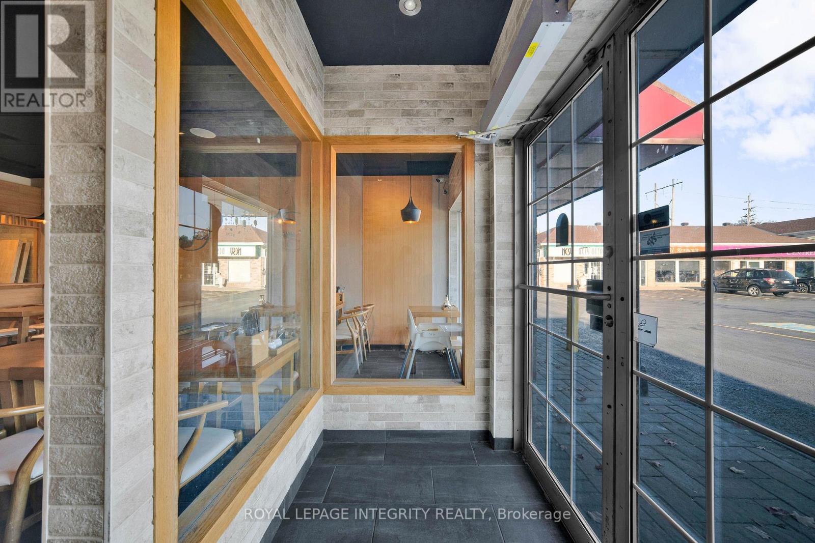 1-3 - 261 CENTREPOINTE DRIVE