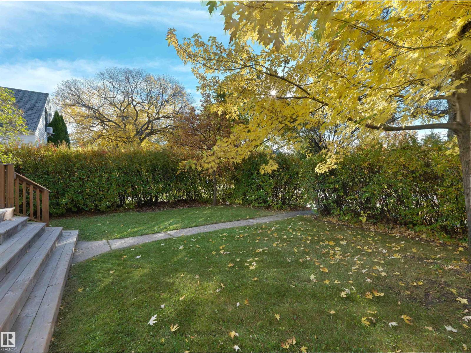 11142 71 AV NW