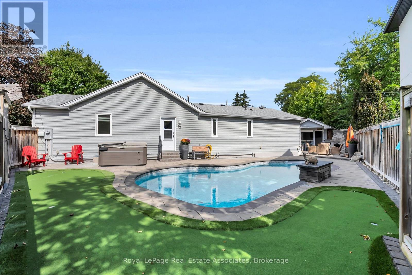 11 CHURCHILL CRESCENT