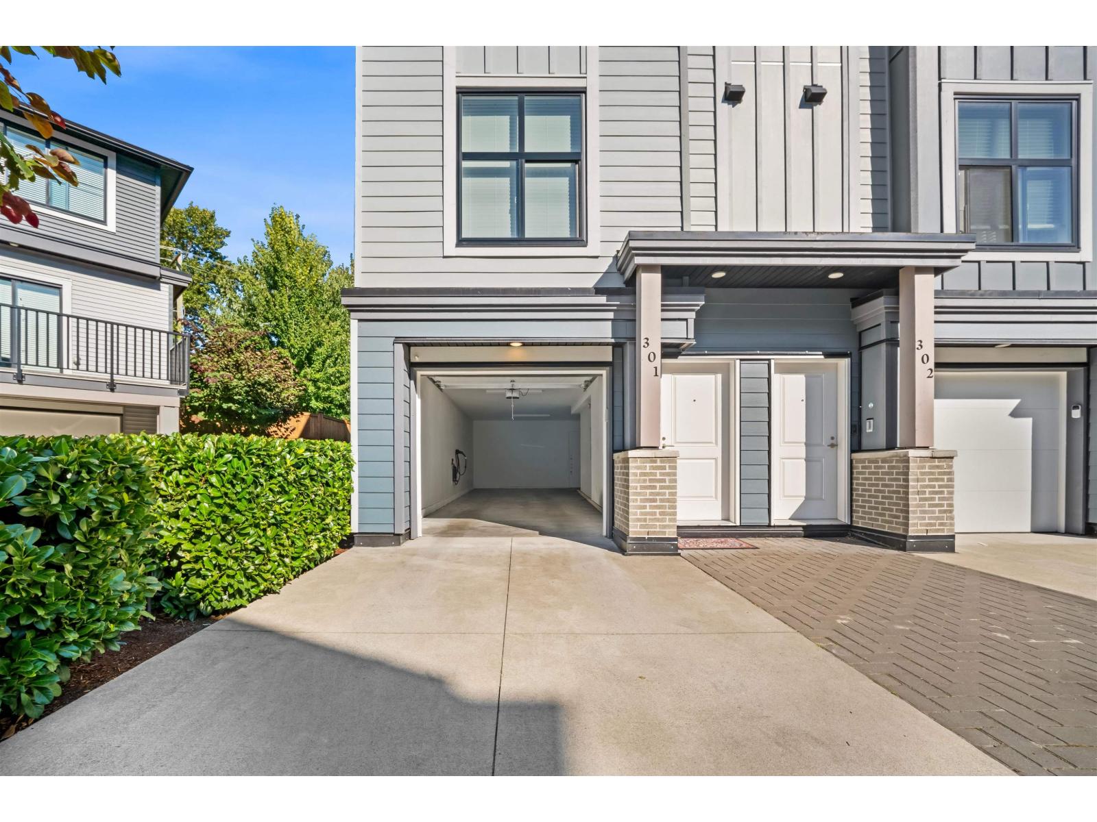 301 2267 MCKENZIE ROAD