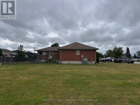 33374 Richmond St, Lucan Biddulph (Lucan), ON 3