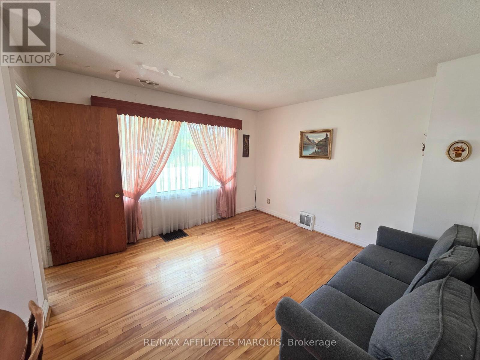 41 ELGIN STREET W