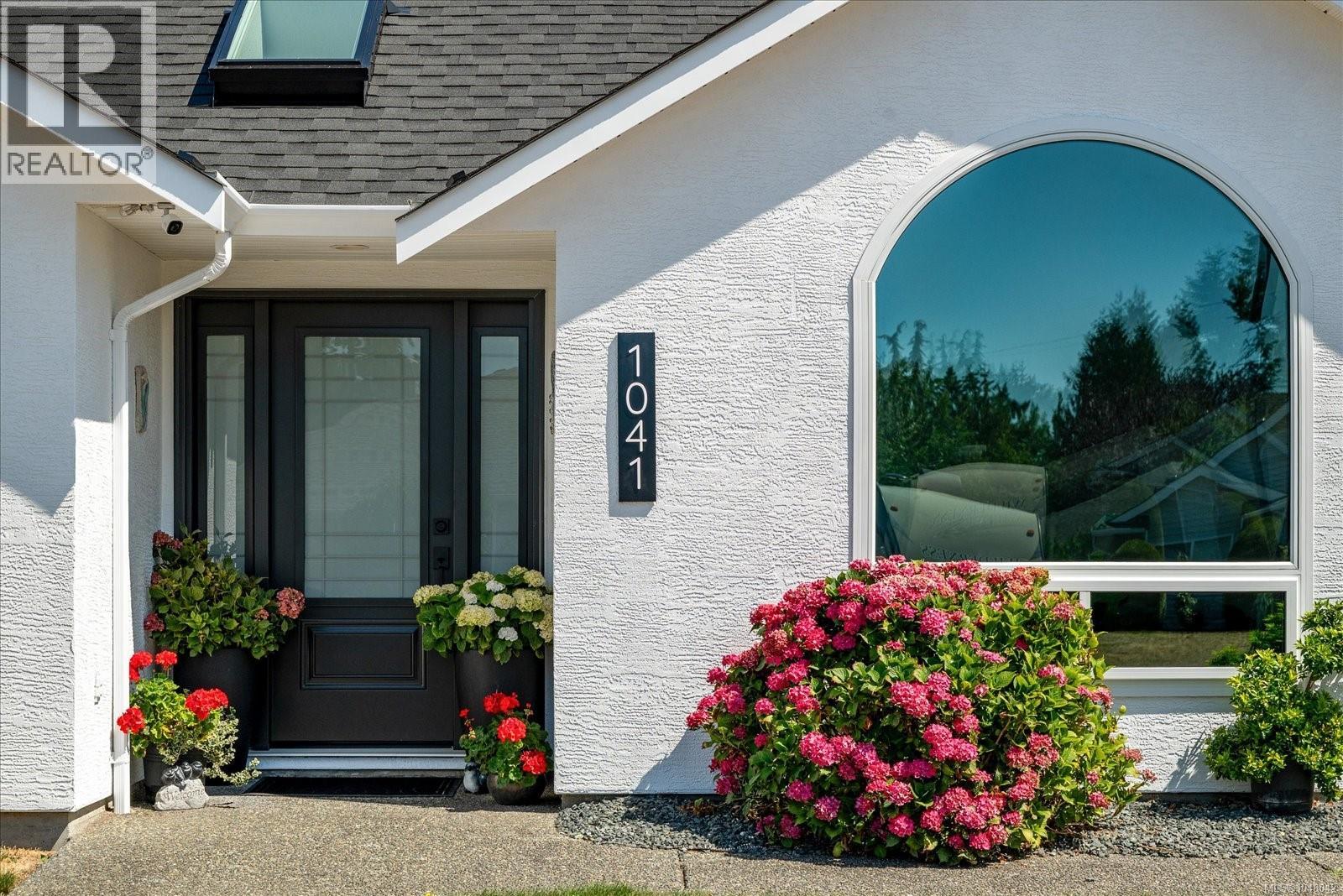 1041 Tara Cres