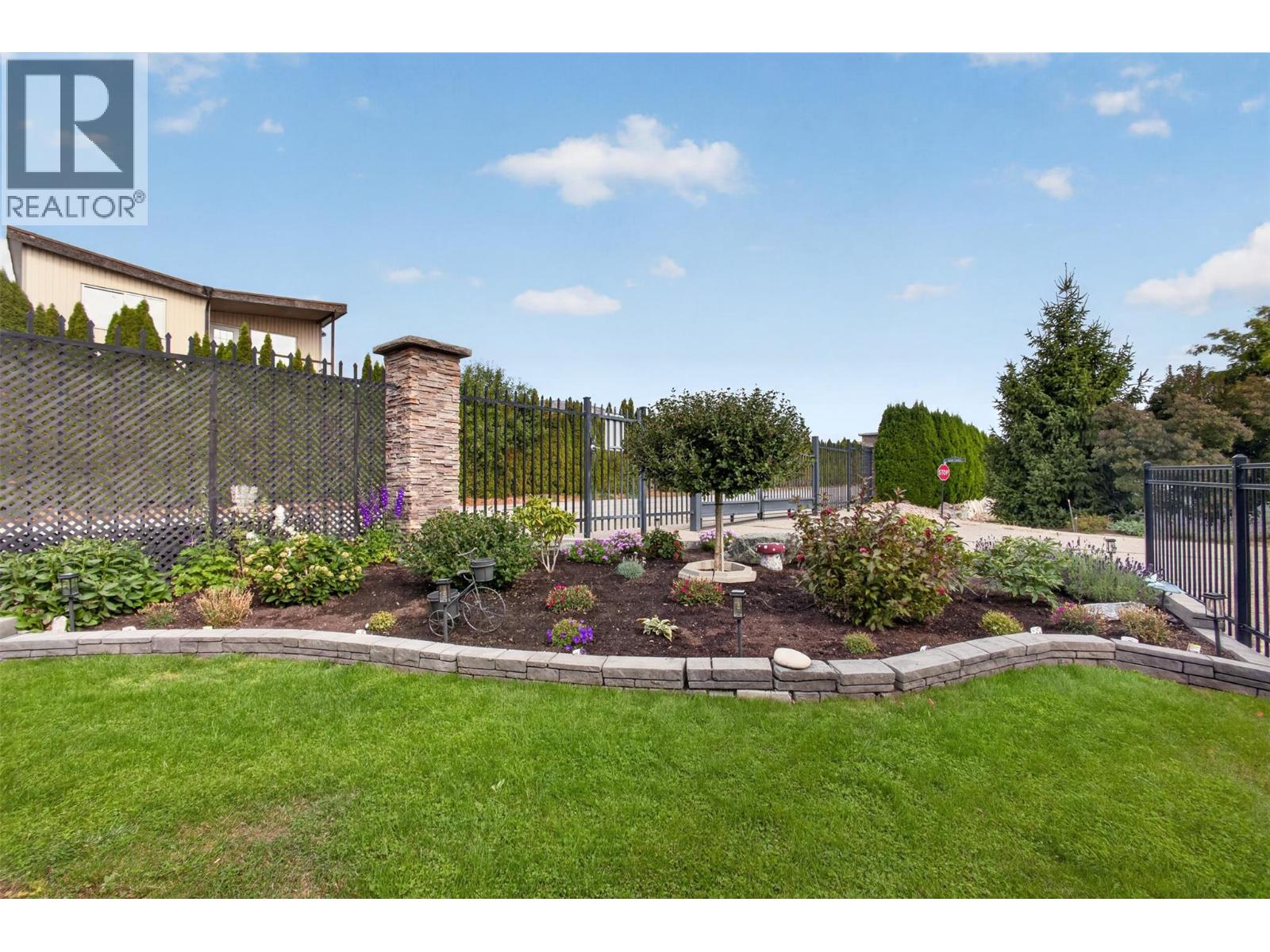 3493 Oak Crescent