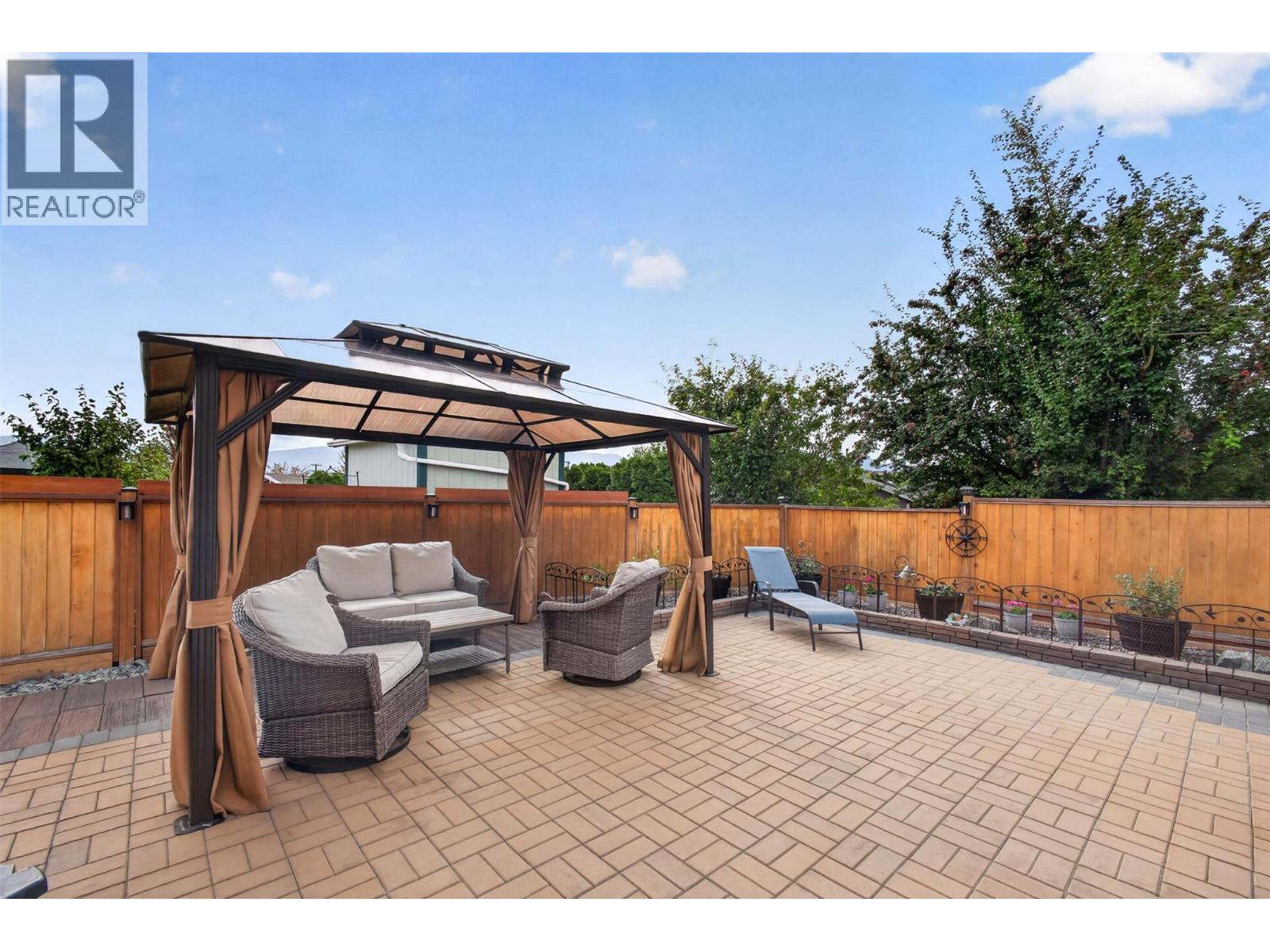 3493 Oak Crescent