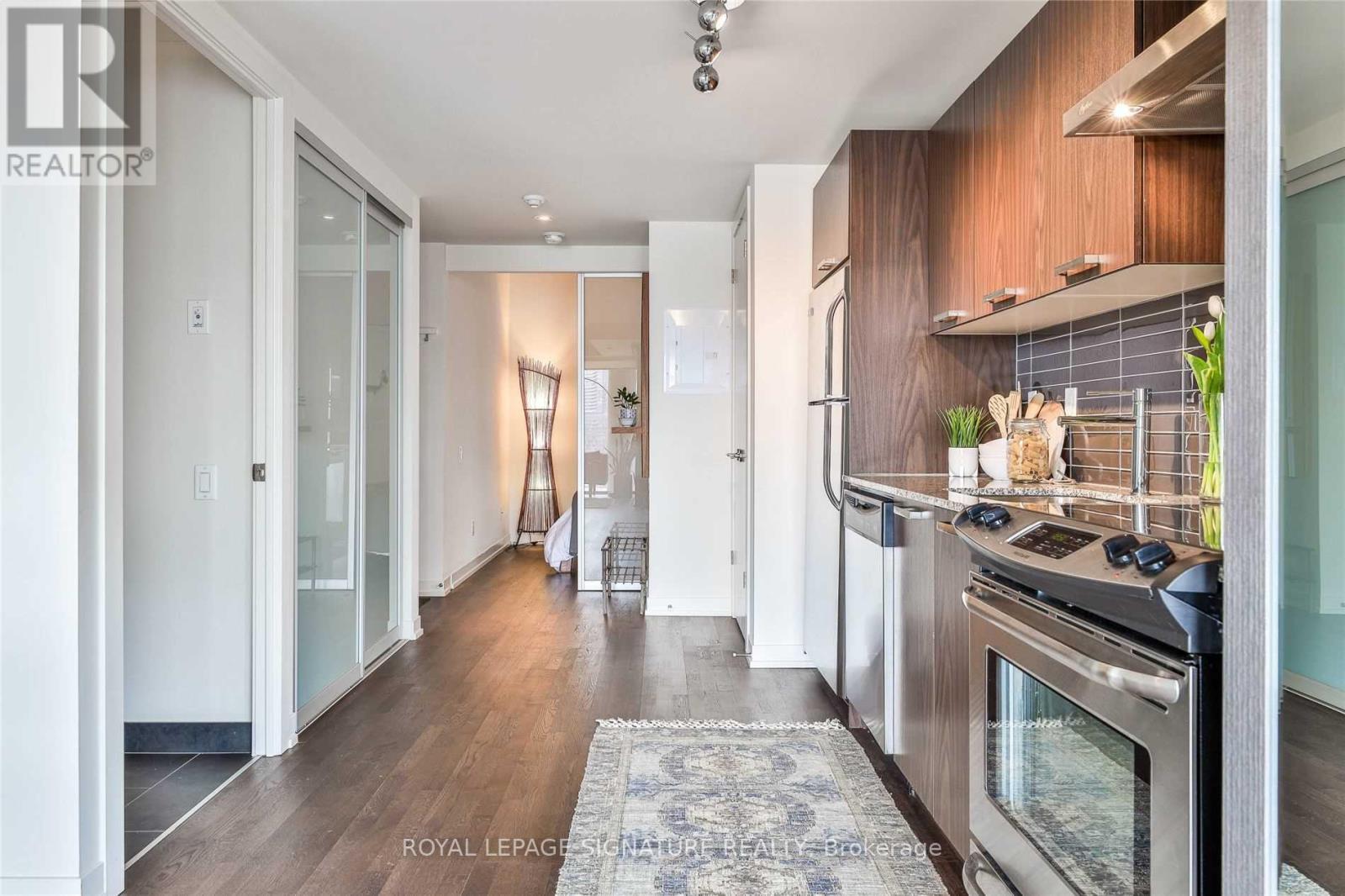 819 - 95 BATHURST STREET