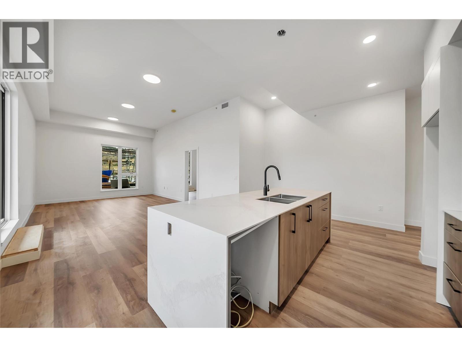 647 Clement Avenue Unit# 611
