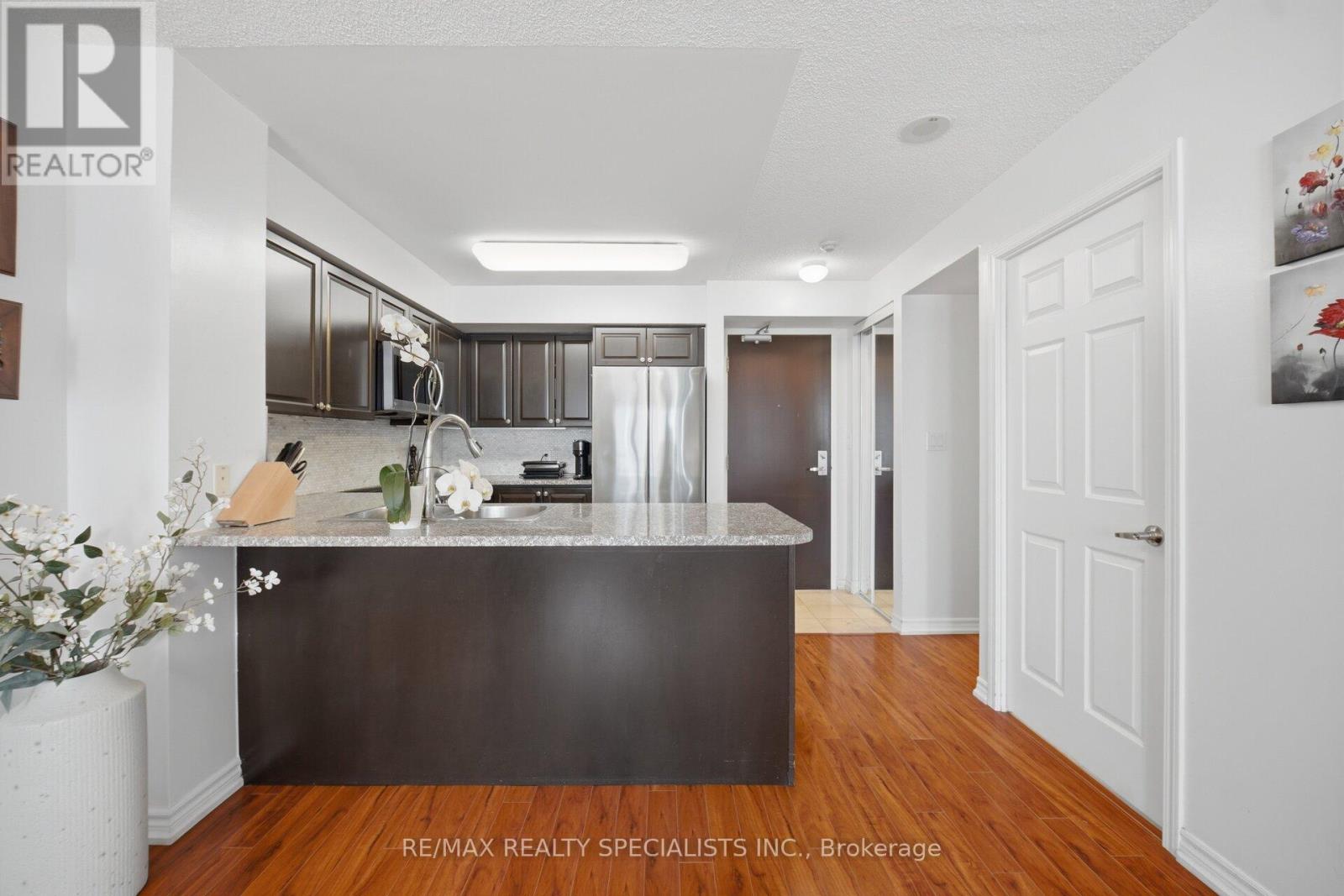 707 - 335 RATHBURN ROAD W
