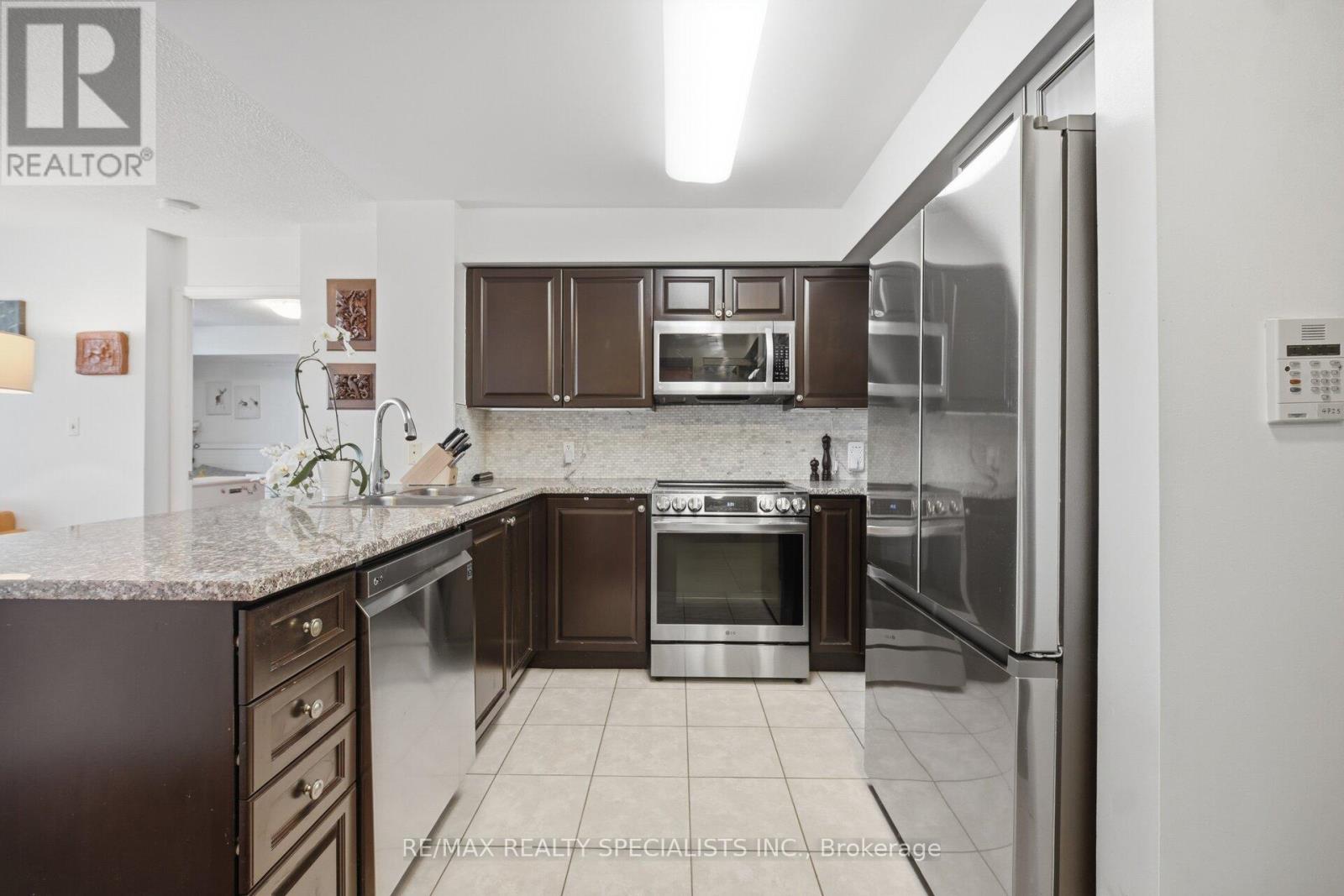 707 - 335 RATHBURN ROAD W