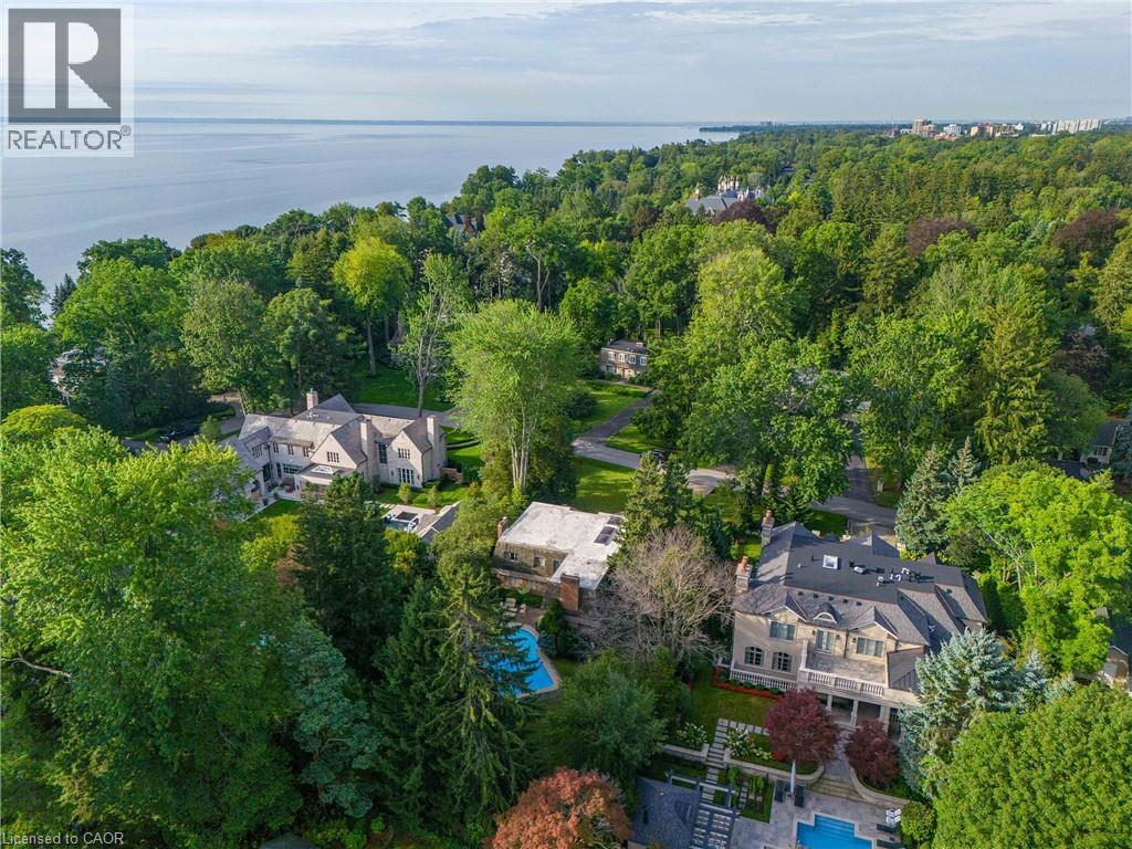16 COLONIAL Crescent