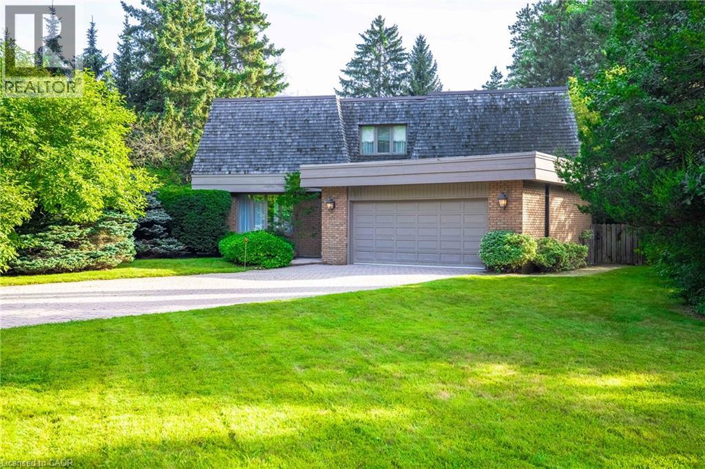 16 COLONIAL Crescent