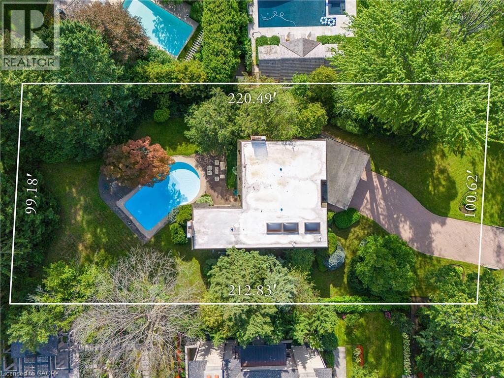 16 COLONIAL Crescent
