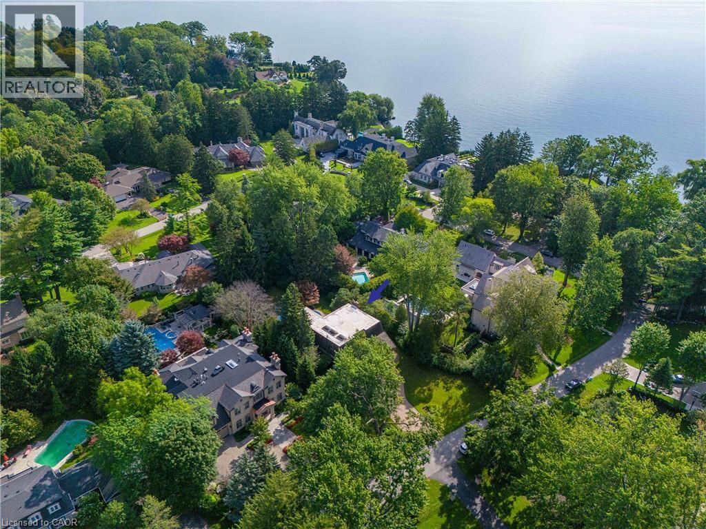 16 COLONIAL Crescent