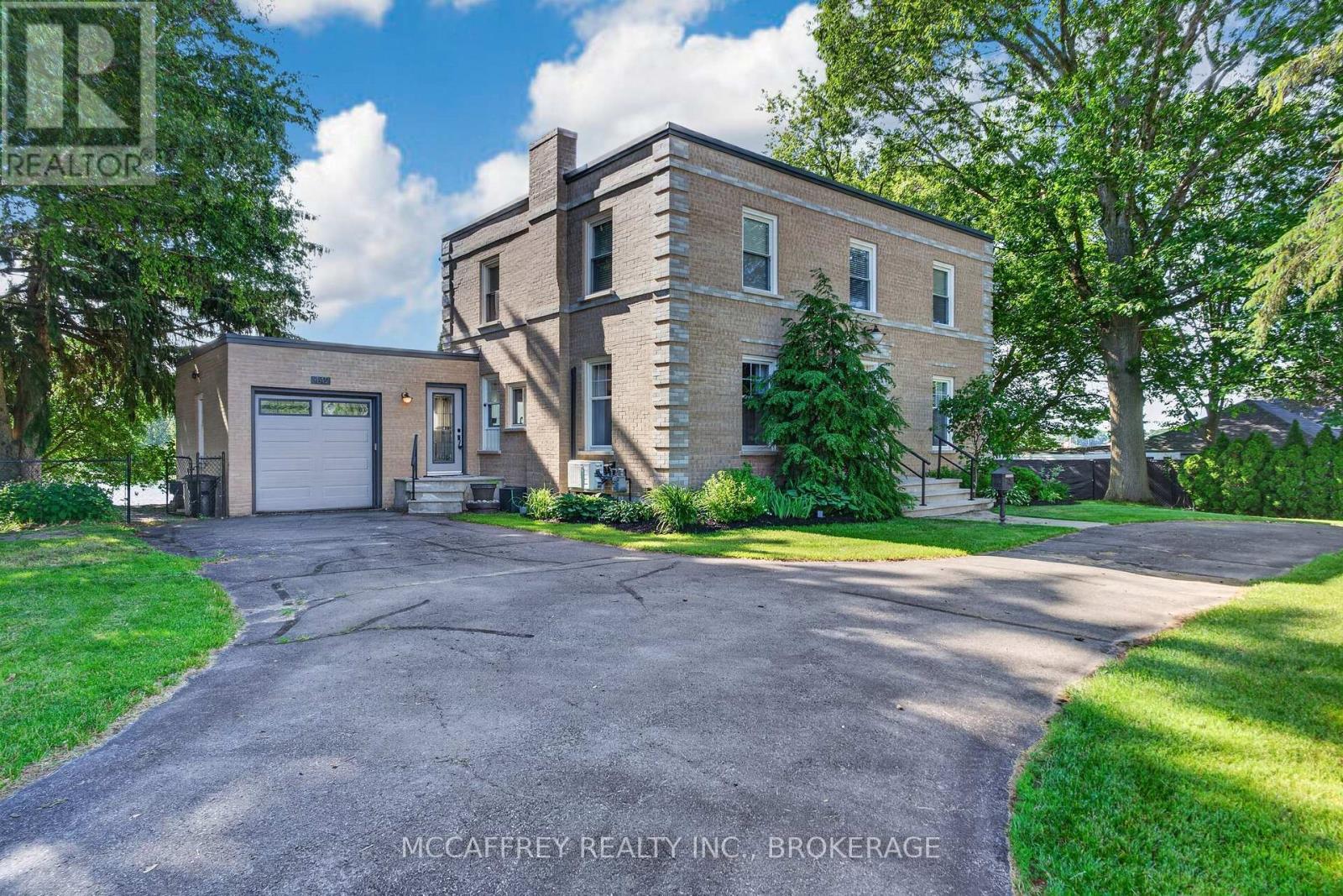 442 DUNDAS STREET W