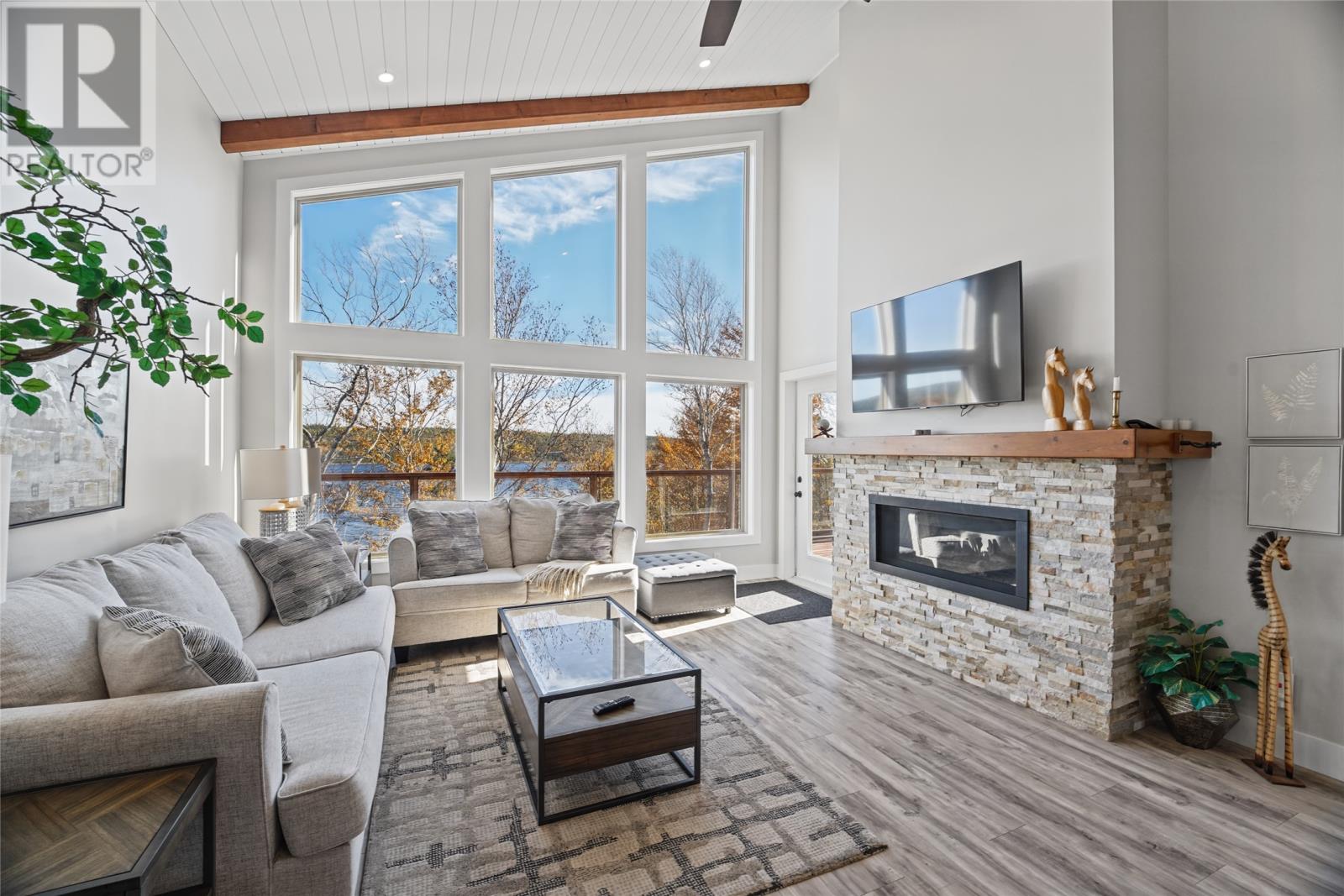 9 Lakeside Drive