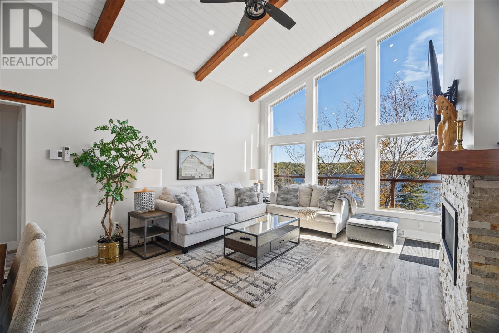 9 Lakeside Drive