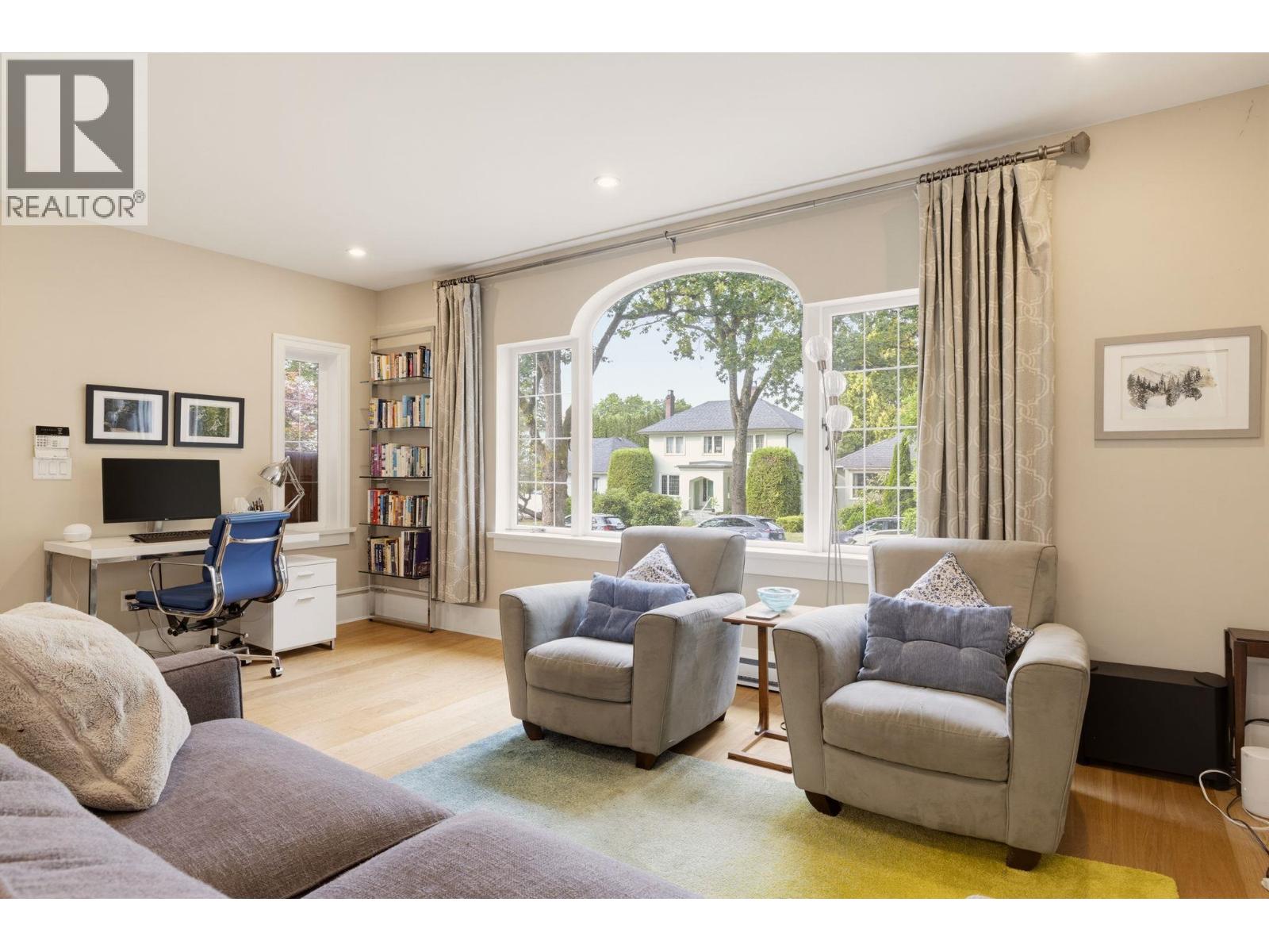 462 W 22ND AVENUE