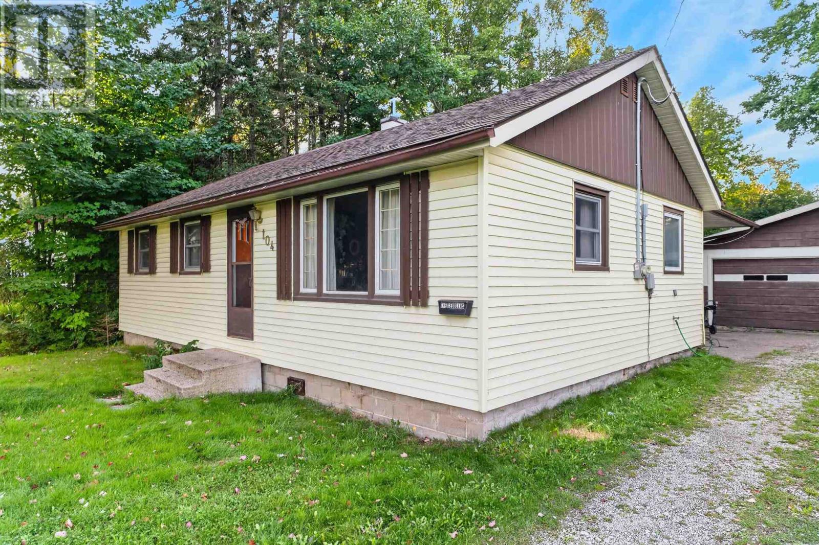 104 Eastern AVE - Photo 4