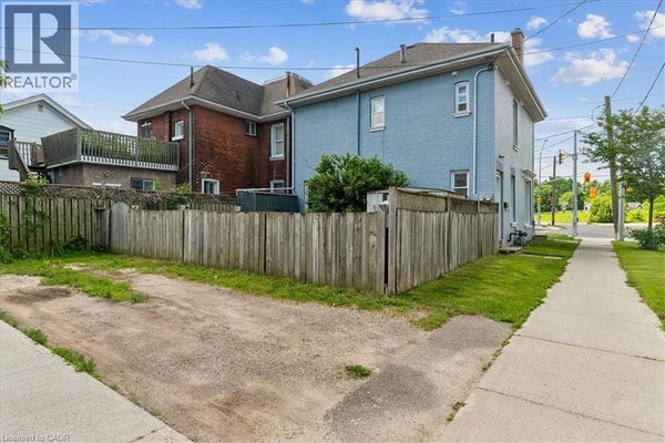 74 Erie Ave, Brantford, ON 3