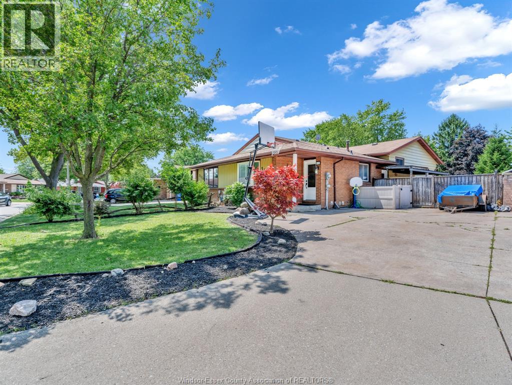 3149 ELMWOOD CRESCENT