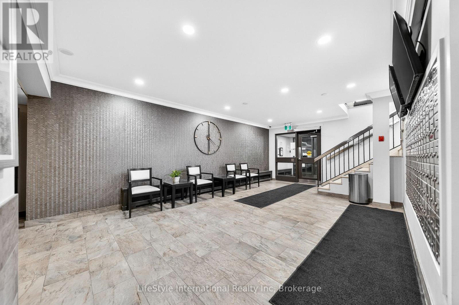 512 - 19 WOODLAWN ROAD E