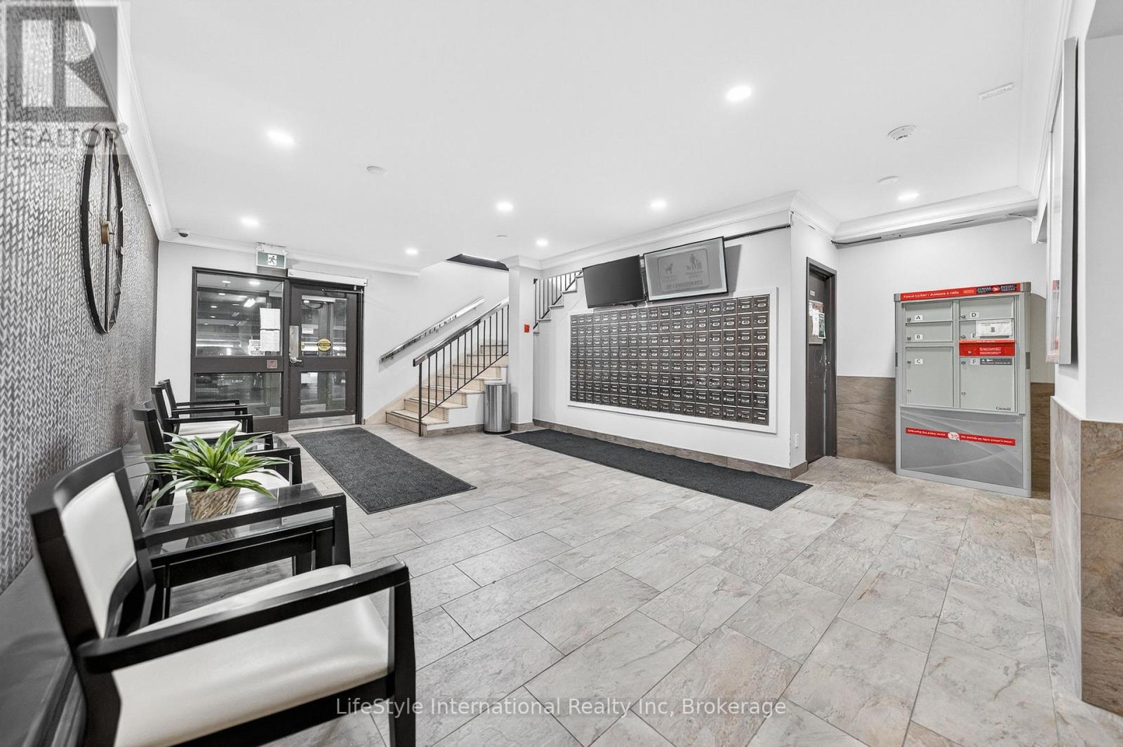 512 - 19 WOODLAWN ROAD E
