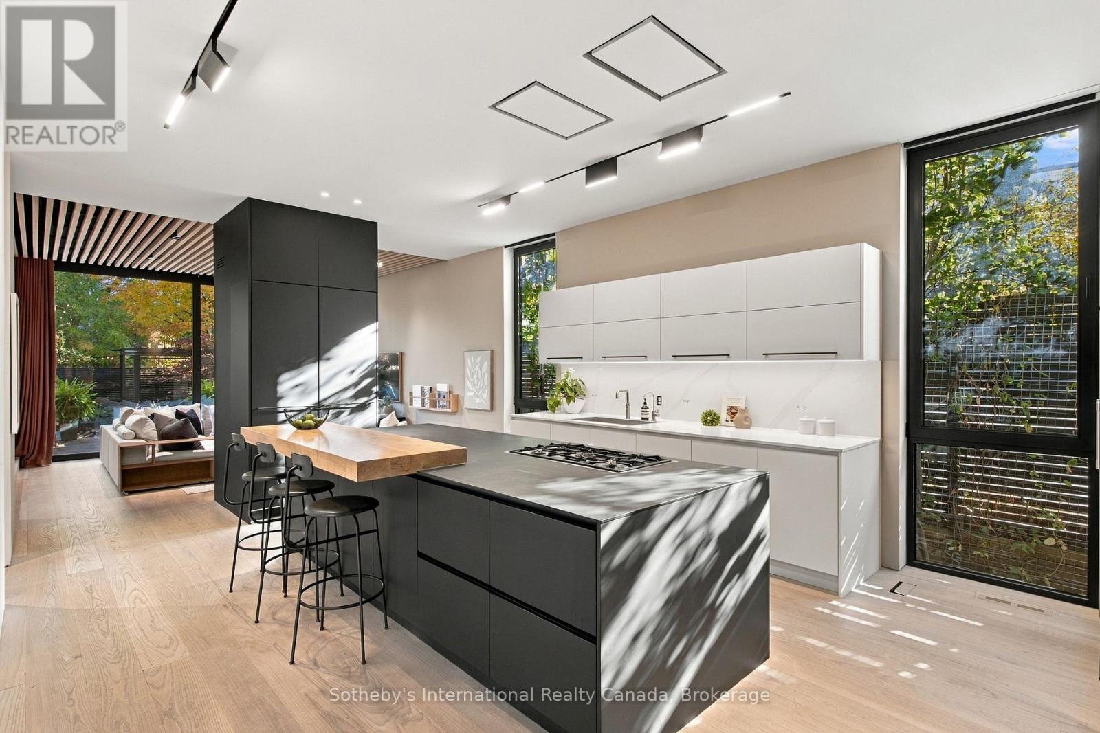 32 AHRENS STREET W