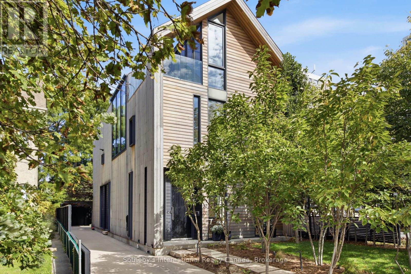 32 AHRENS STREET W